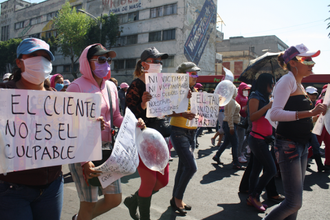 Foto de marcha de trabajadoras sexuales de la Merced de la Red Mexicana de Trabajo Sexual el 1 de mayo de 2013.