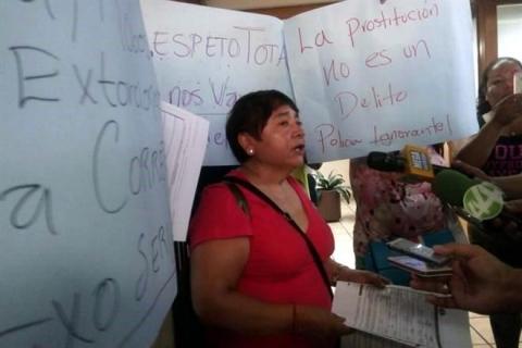 La presidenta de la asociación Brigada Callejera criticó la actuación de la Comisión, y exigió justicia para que respetaran el trabajo de sus compañera. Foto: Jonathan Bañuelos