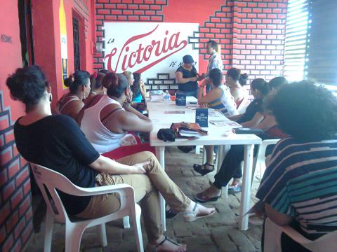 Taller de prevención del VIH/Sida con meseras de los bares Dragón Chino, Selene y El Rosal en Tapachula minutos antes del operativo de la Policía Federal el 24 de octubre de 2014
