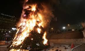 Arbol navideño en llamas frente al parlamento griego. 8/12/08. (REUTERS/John Kolesidis)