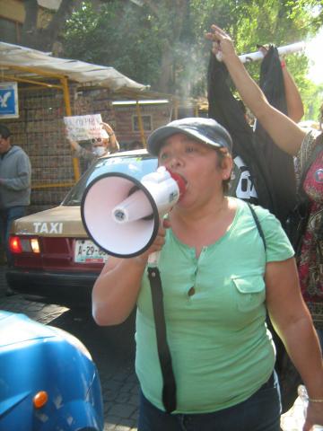 Elvira, pregonando respeto total al trabajo sexual en la marcha del primero de mayo de 2013.